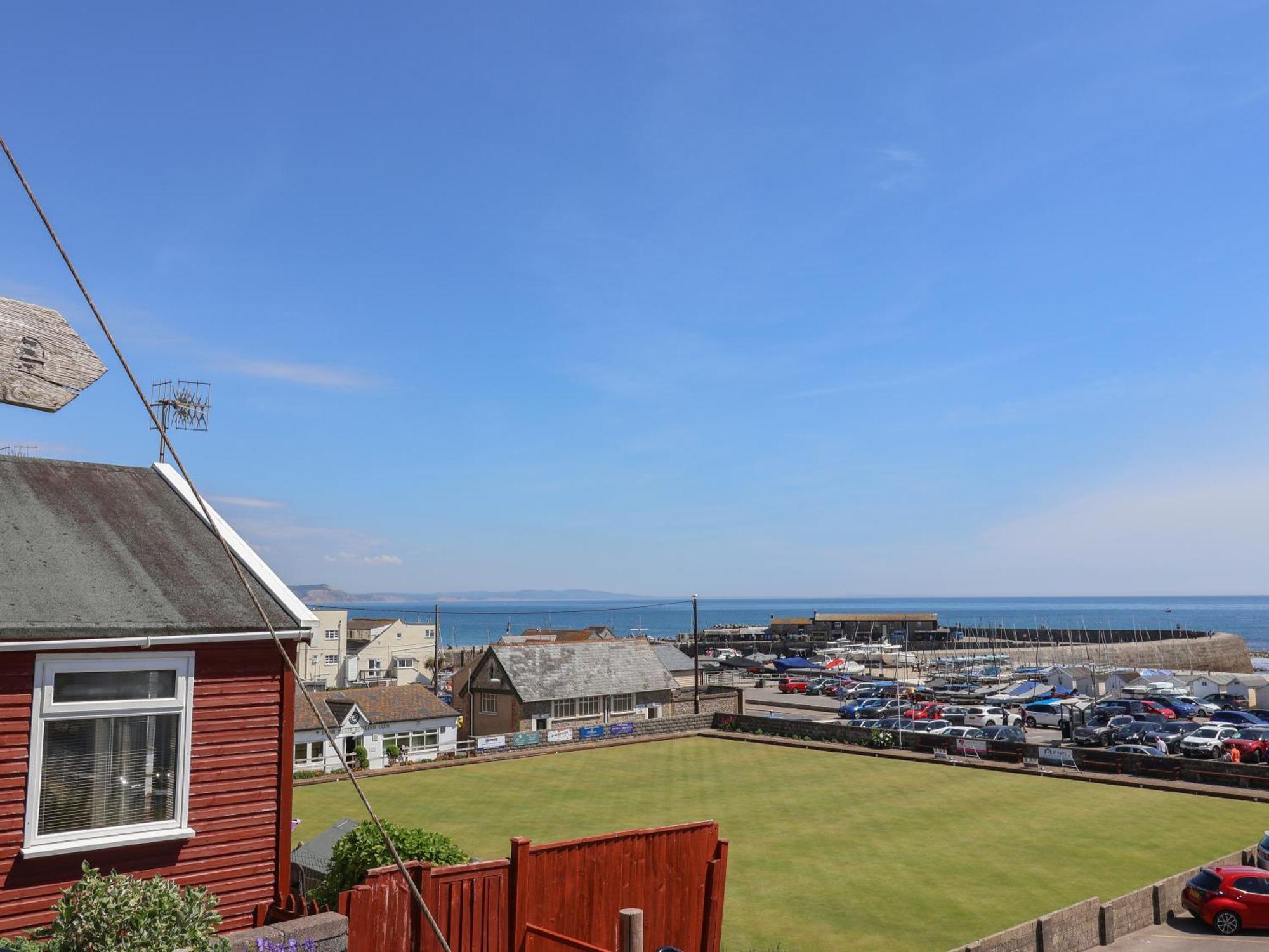 Granny'S Teeth Lyme Regis Exterior foto