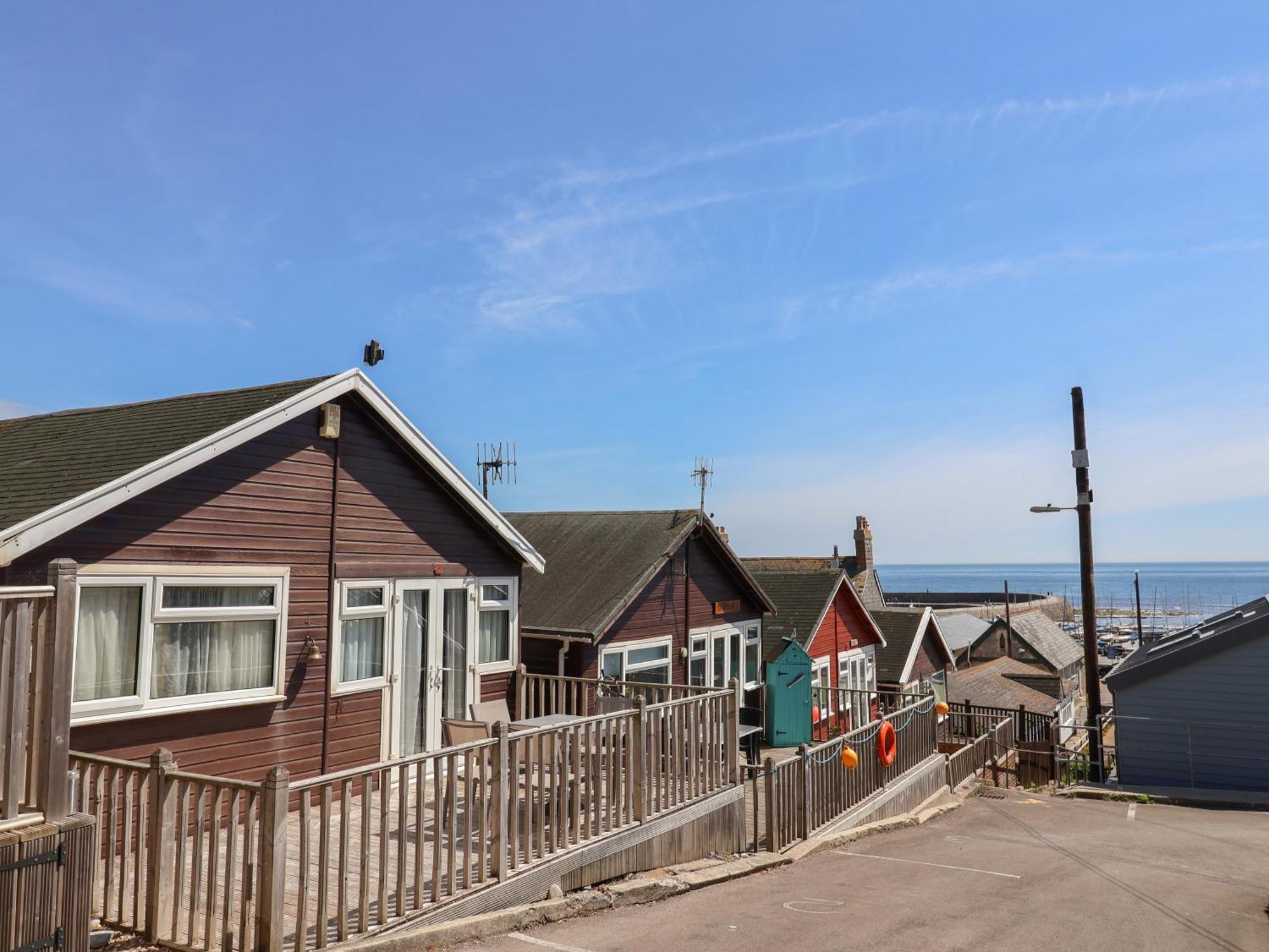 Granny'S Teeth Lyme Regis Exterior foto